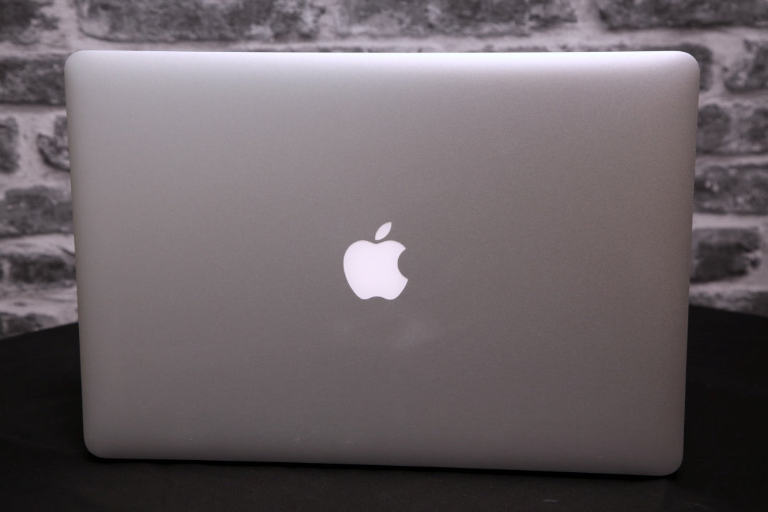 Apple 15" Mac Book Pro (2015) - Preowned